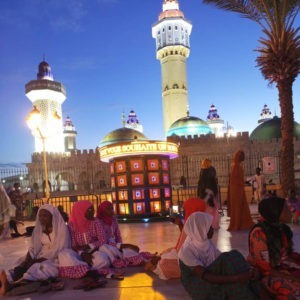 Des femmes à côté du dispositif KeenBox à Touba