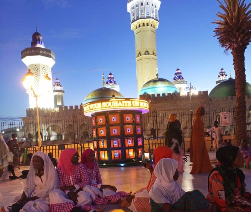 Des femmes à côté du dispositif KeenBox à Touba